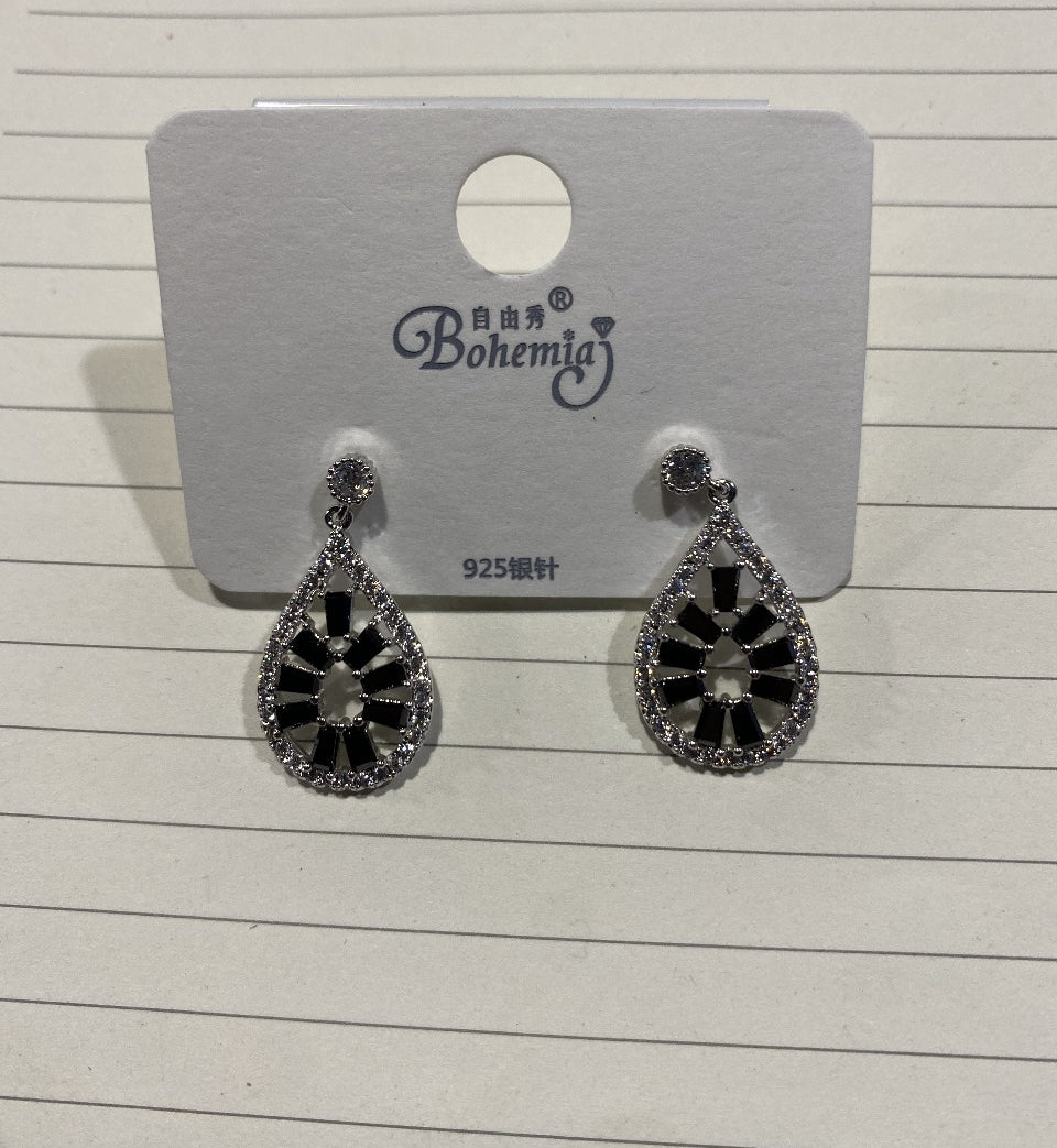 AR-ear-Bla-550-027